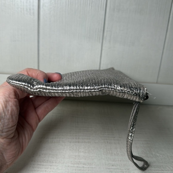 Stella & Dot Quilted Silver Wrist Clutch - Picture 7 of 12